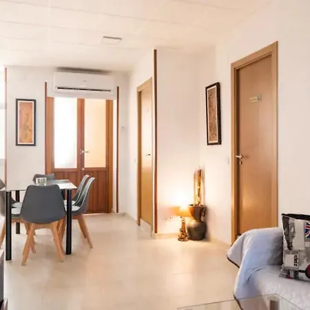 With Private Bathroom And Balcony Nearby The Mercado Central, Center And Appartamento