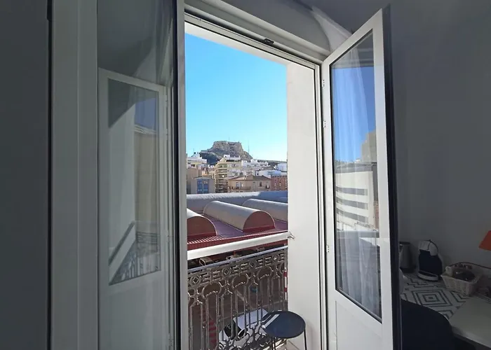 With Private Bathroom And Balcony Nearby The Mercado Central, Center And Daire